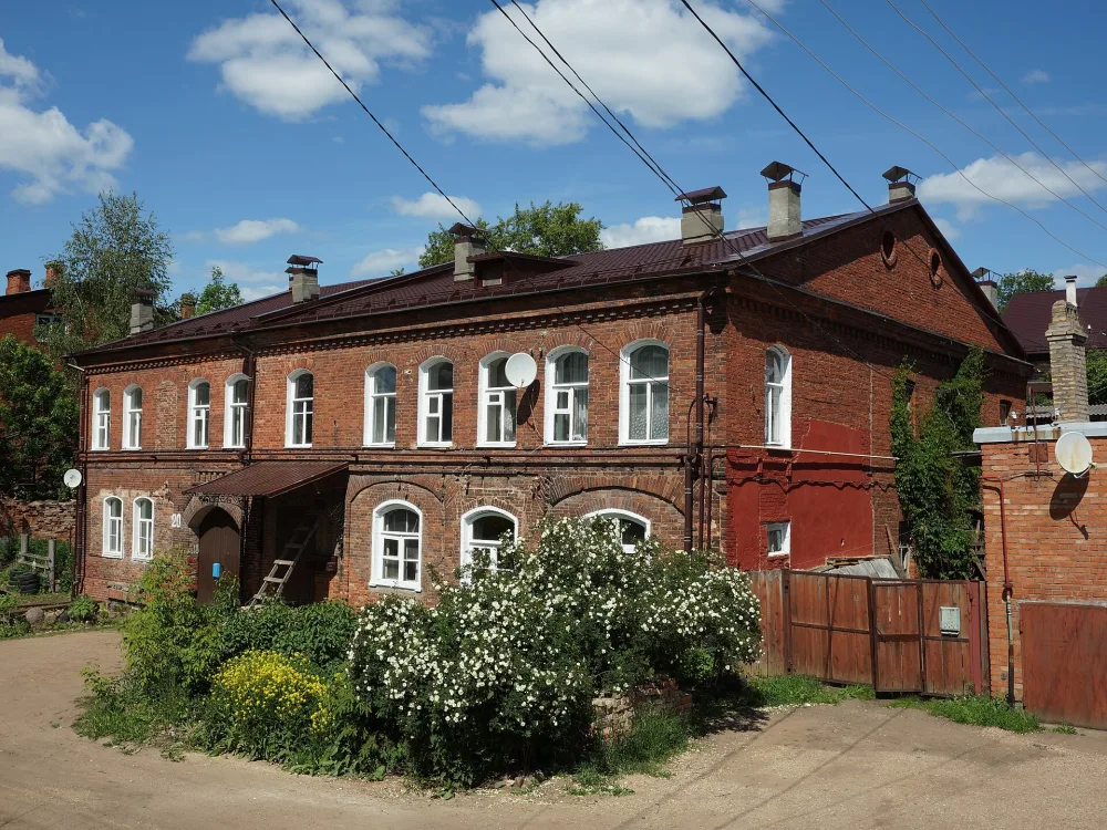 Жилой дом с проездом во двор (Боровичи)