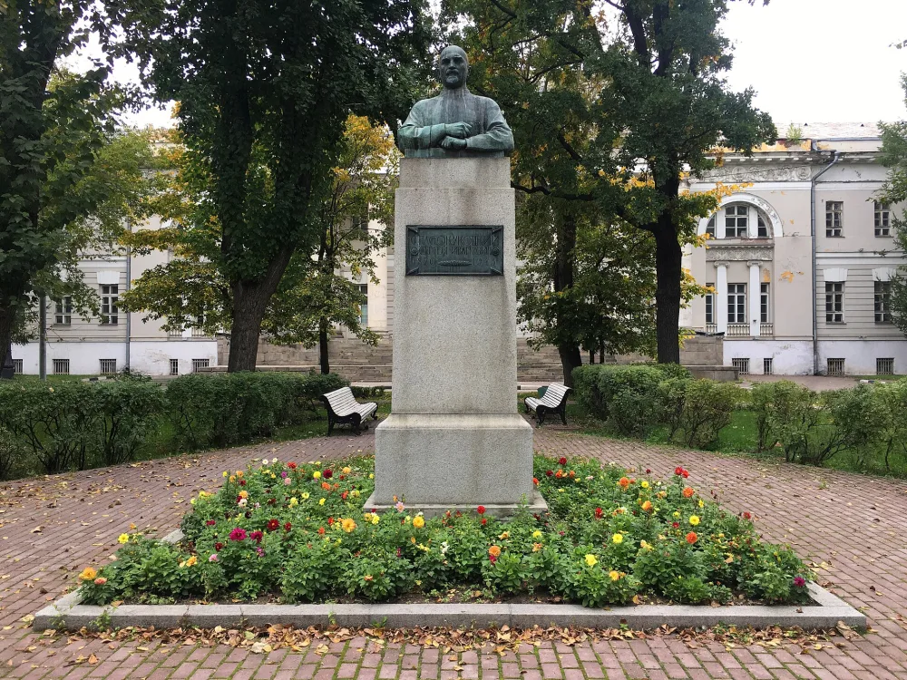 Памятник Сергею Спасокукоцкому