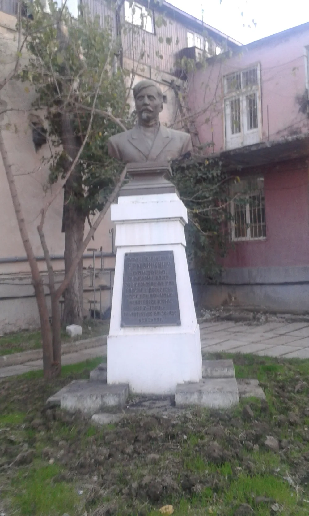 Памятник борцу за власть Советов Ермошкину Е.Г. (Махачкала)