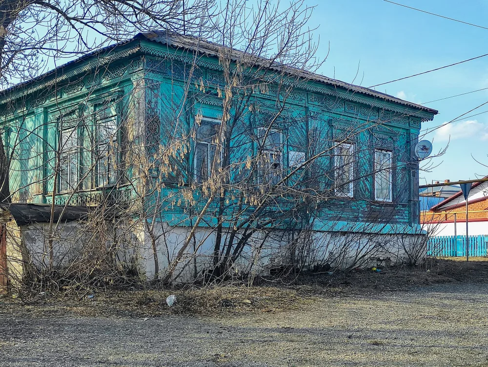 Деревянный жилой дом с ажурной резьбой (Данков)