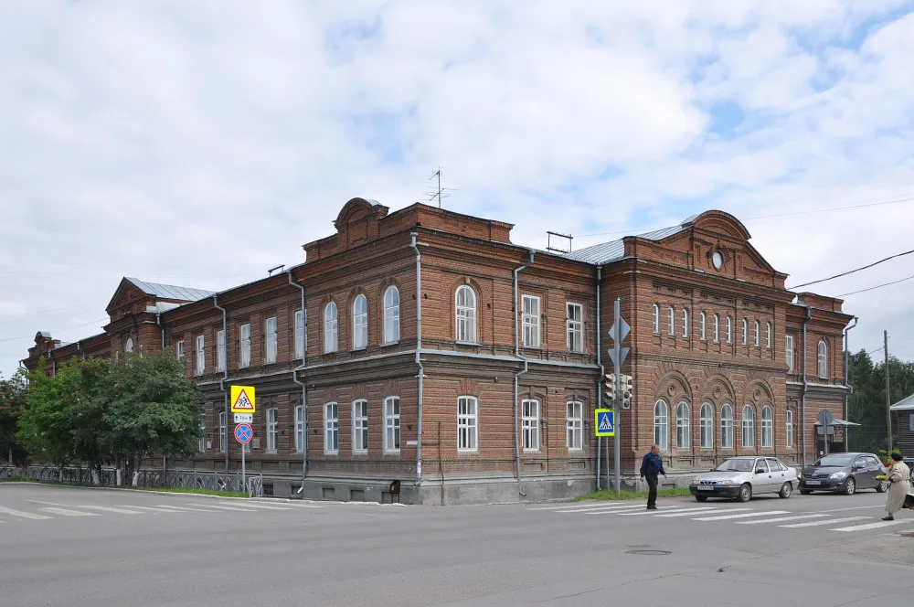 Здание бывшей земской управы, где в январе 1918 г. проходил первый Красноуфимский съезд Советов (Красноуфимск)