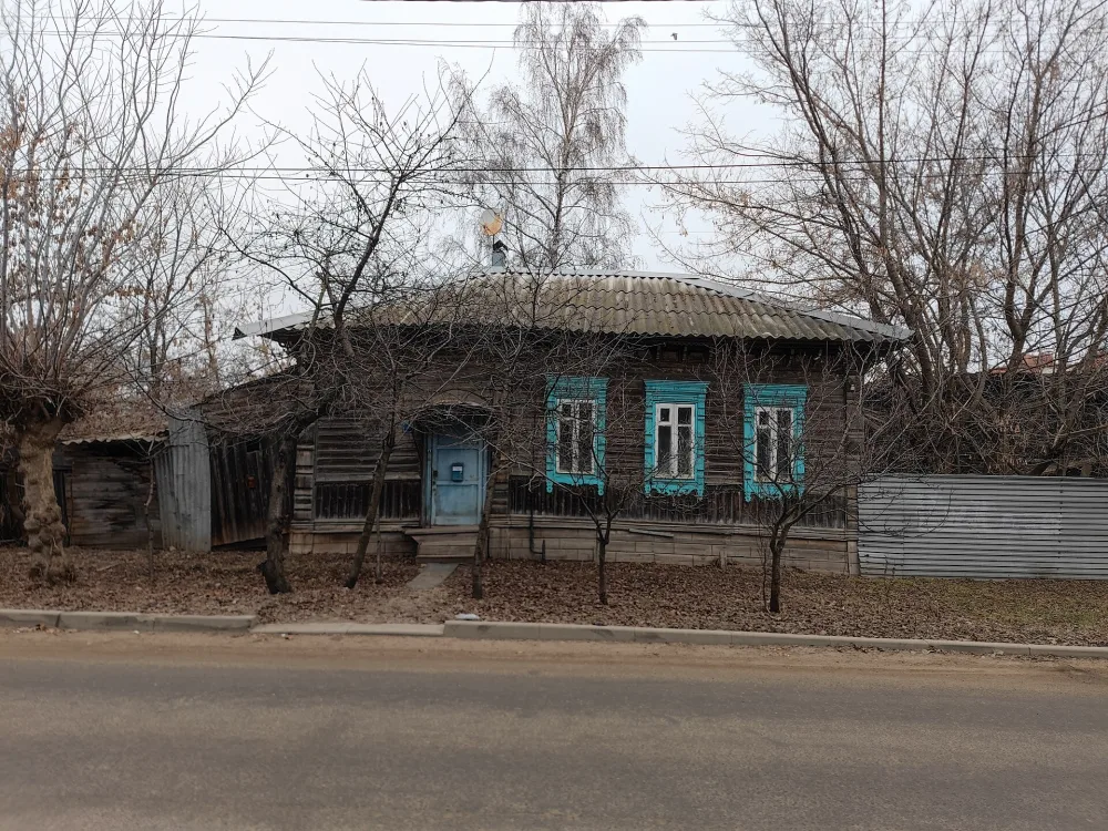 Жилой дом с лавкой и флигелем