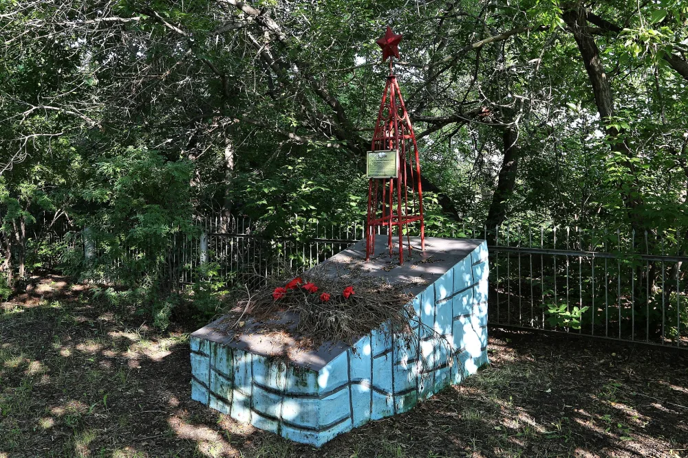 Братская могила партизан, расстрелянных колчаковцами (Баженово)