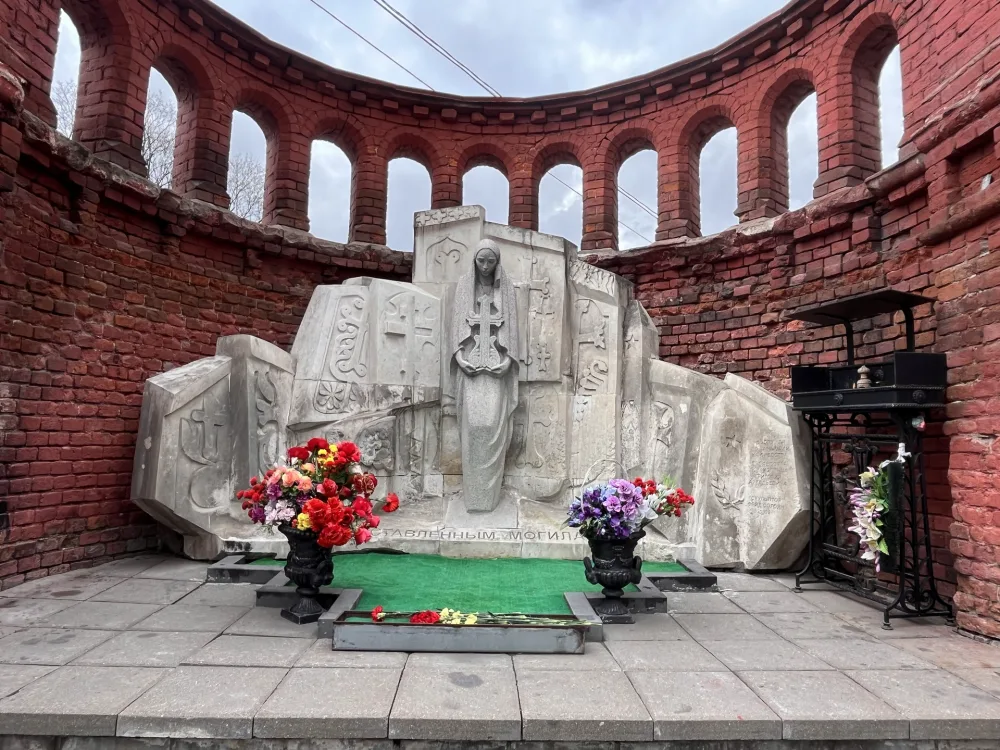 Памятник Оставленным Могилам