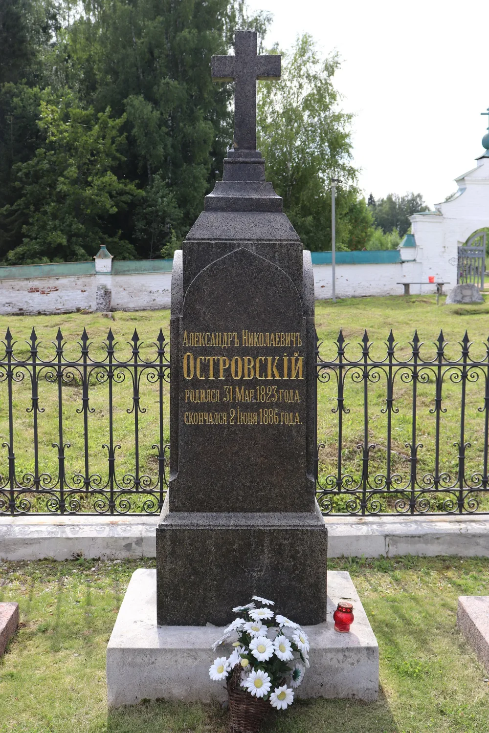 Могила А.Н. Островского (1823-1886) (Никола-Бережки)