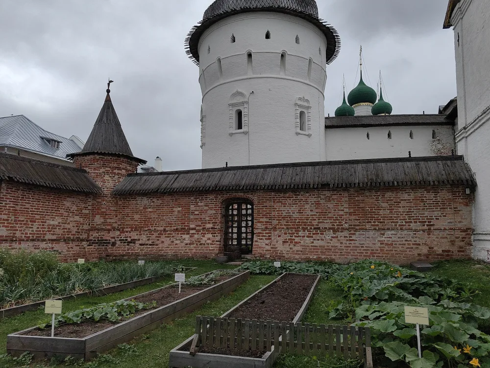 Северная стена Митрополичьего сада (Ростов)