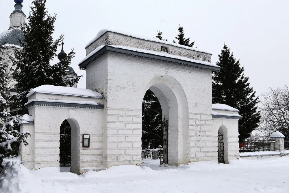 Ограда с воротами (Ворша)