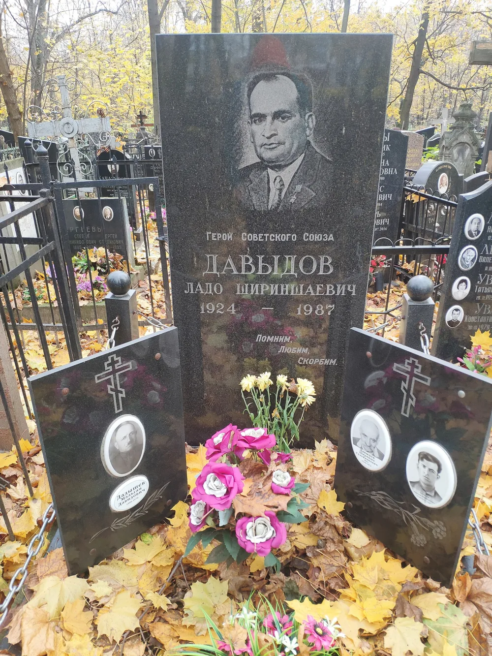 Могила, в которой похоронен Давыдов Ладо Шириншаевич (1924-1987), Герой Советского Союза (Алексеевский)