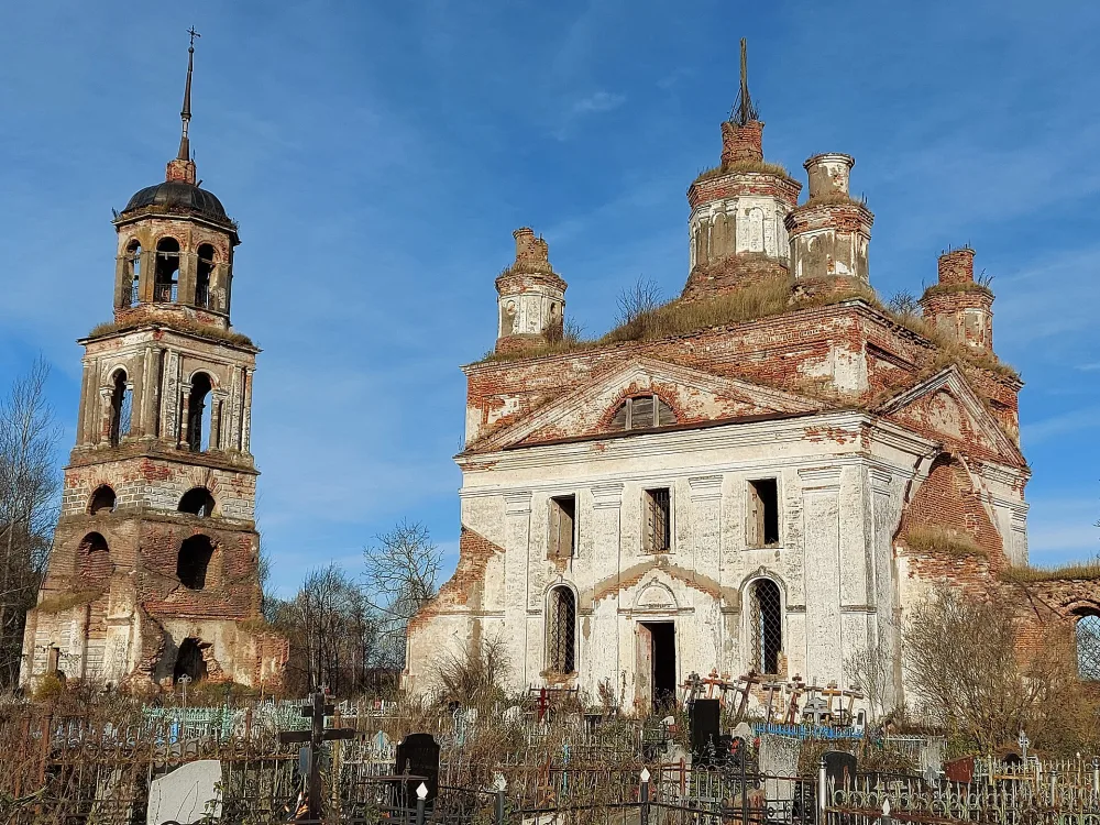 Успенская церковь с остатками живописи (Бежицы)
