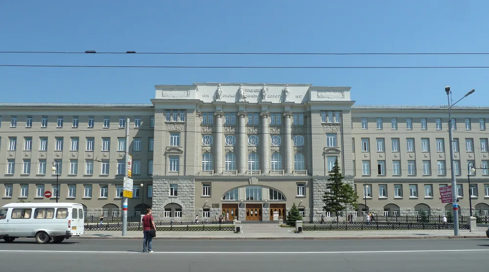 Здание Управления Омской железной дороги, в котором в январе-марте 1922 г. по заданию Совета труда и обороны работал Ф.Э.Дзержинский (Омск)