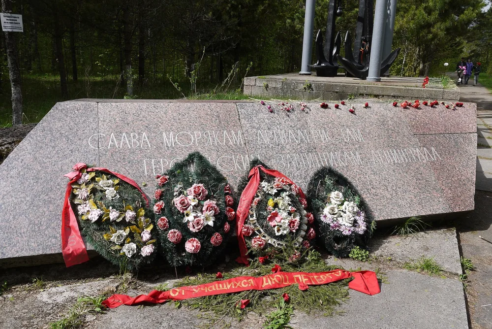 Братская могила военных моряков и воинов армейских частей, погибших в 1919 г., 1921 г., 1941-1944 гг. (Форт Красная Горка)