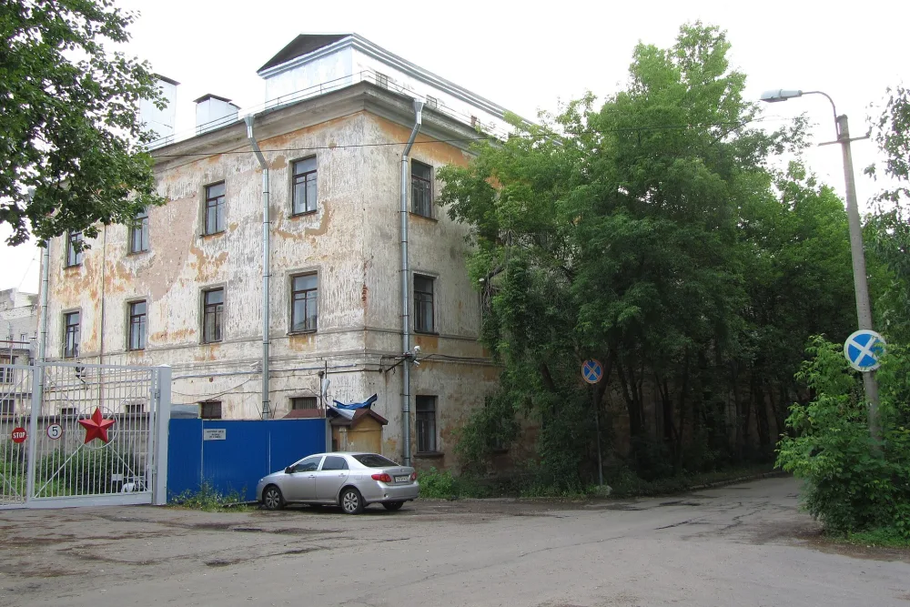 Трёхэтажный корпус казарм Кирасирского полка (Гатчина)