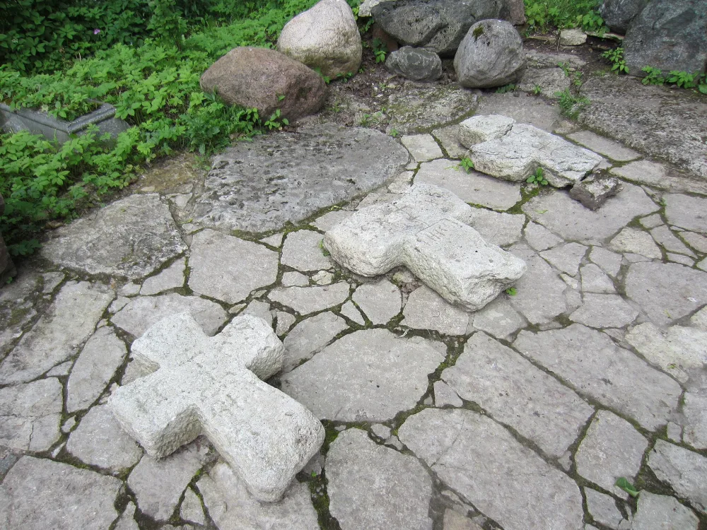 Каменные кресты (Старый Изборск)