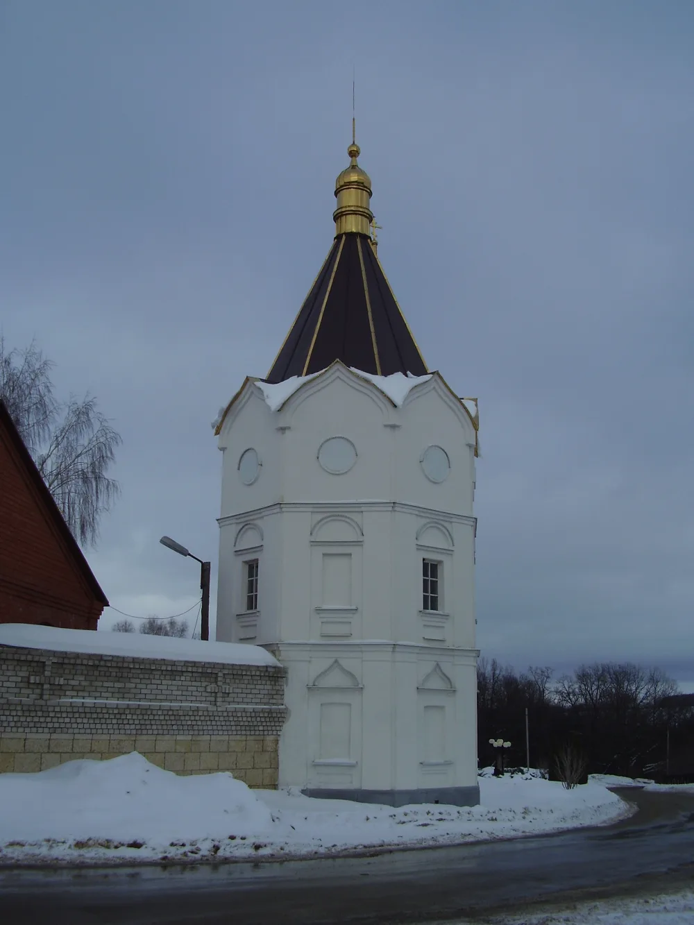 Каменная ограда с башнями
