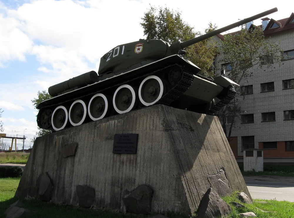 танк "Т-34", установленный в честь освобождения Петрозаводска от фашистских захватчиков