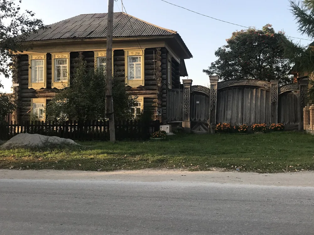 Жилой дом с воротами