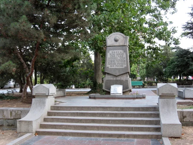 Памятник в честь 200-летия основания Севастополя