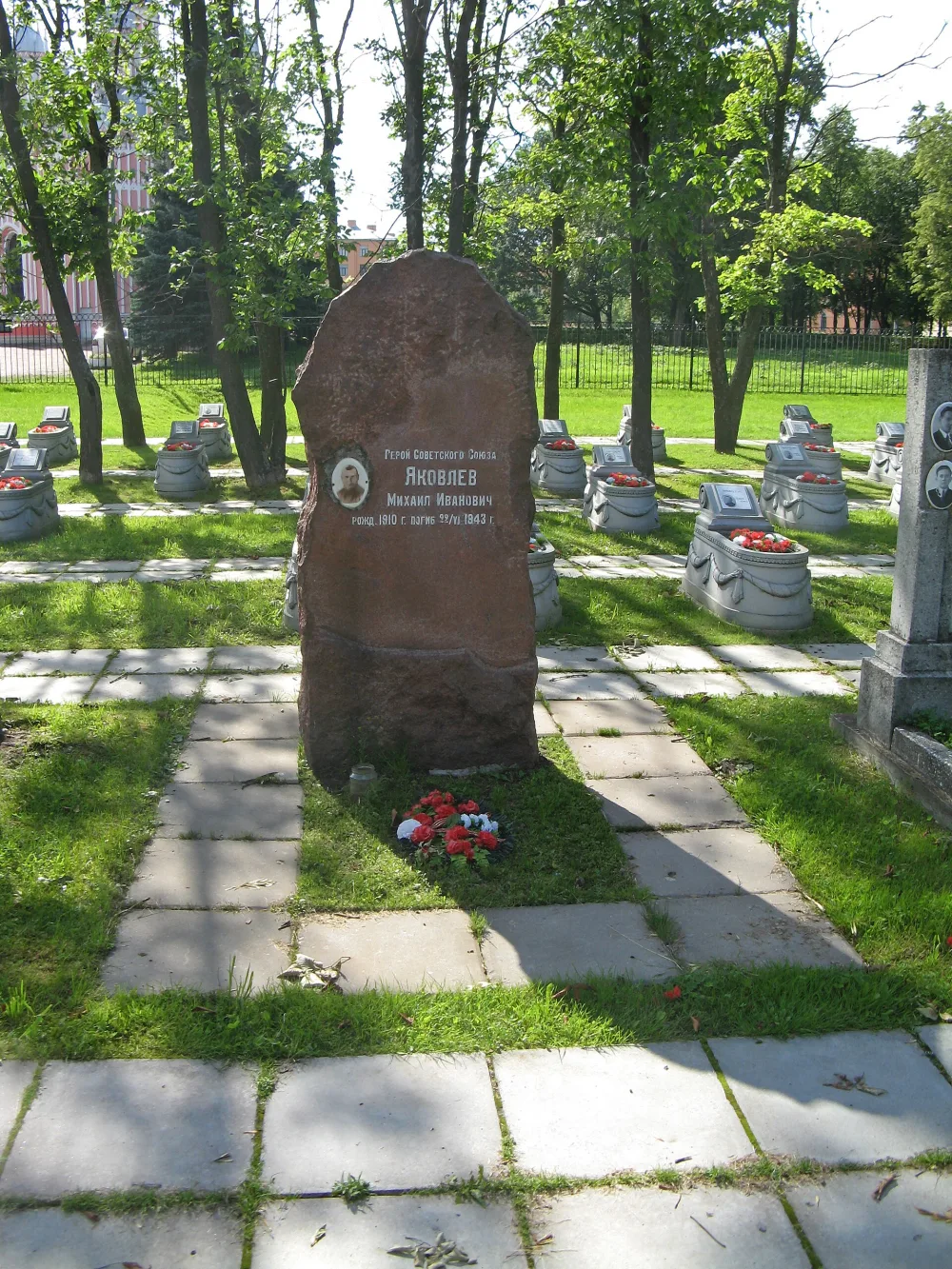Могила М.И. Яковлева (1910-1943), Героя Советского Союза