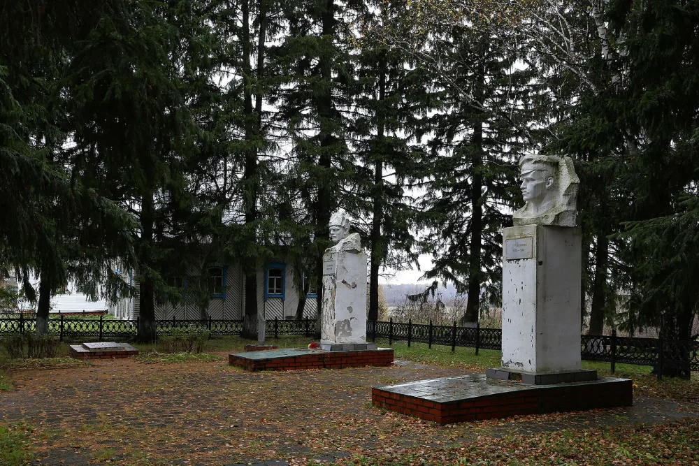 Памятник партизанам, погибшим в годы Гражданской войны (Седельниково)