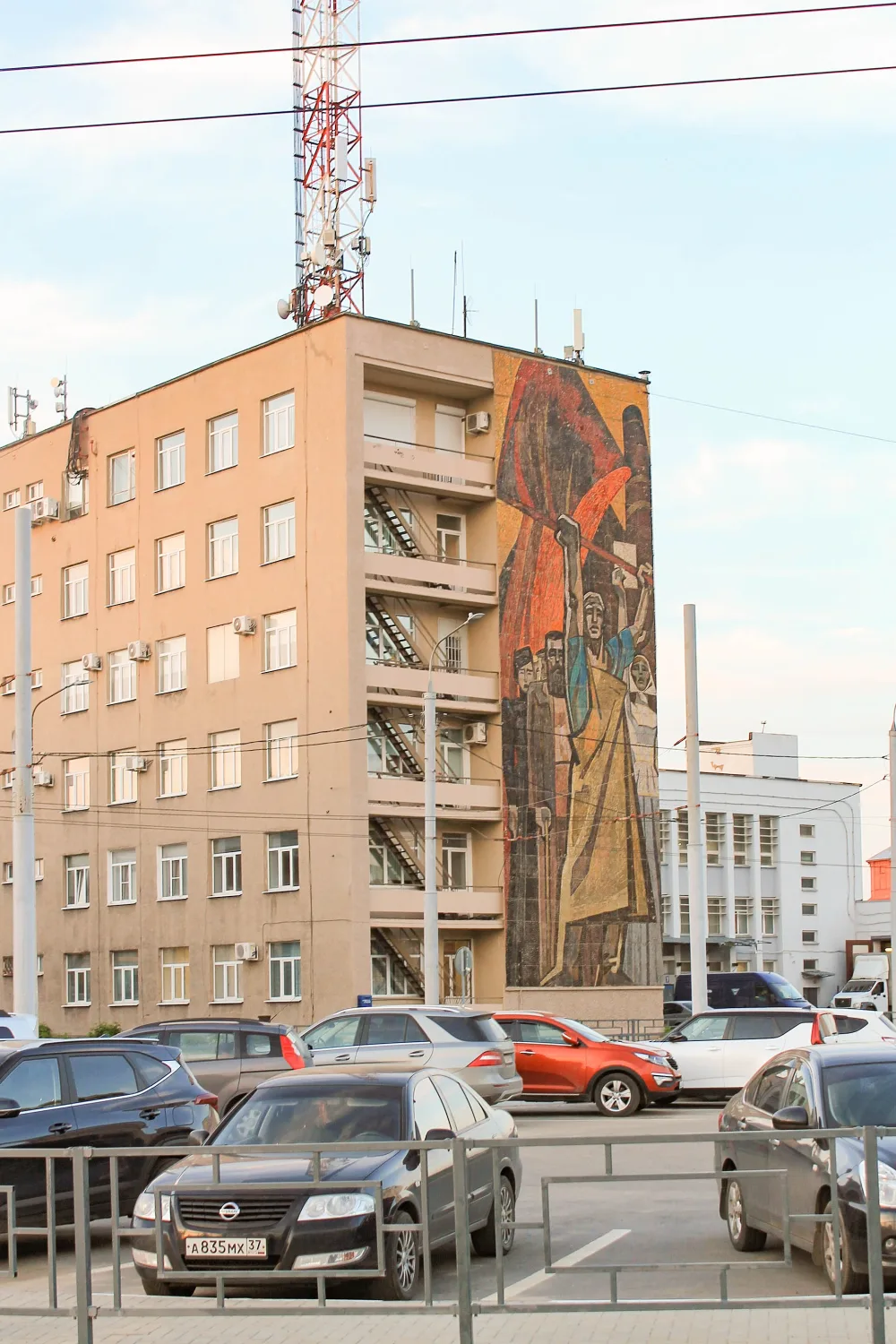 Здание железнодорожного почтамта с мозаичным панно «1905 год» (Иваново)
