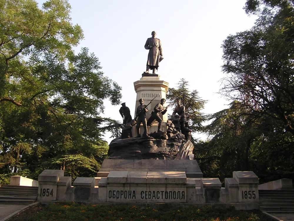 Памятник Э. И. Тотлебену