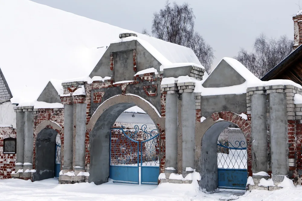 Ограда с воротами (Малышево)