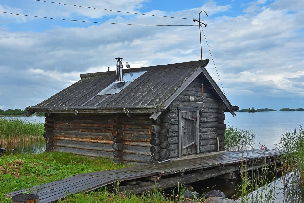Баня у дома Пертякова (остров Кижи)