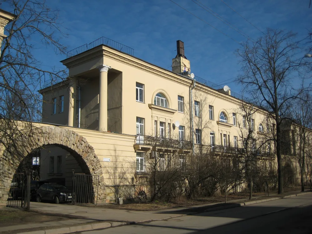 Новодеревенская улица, 4