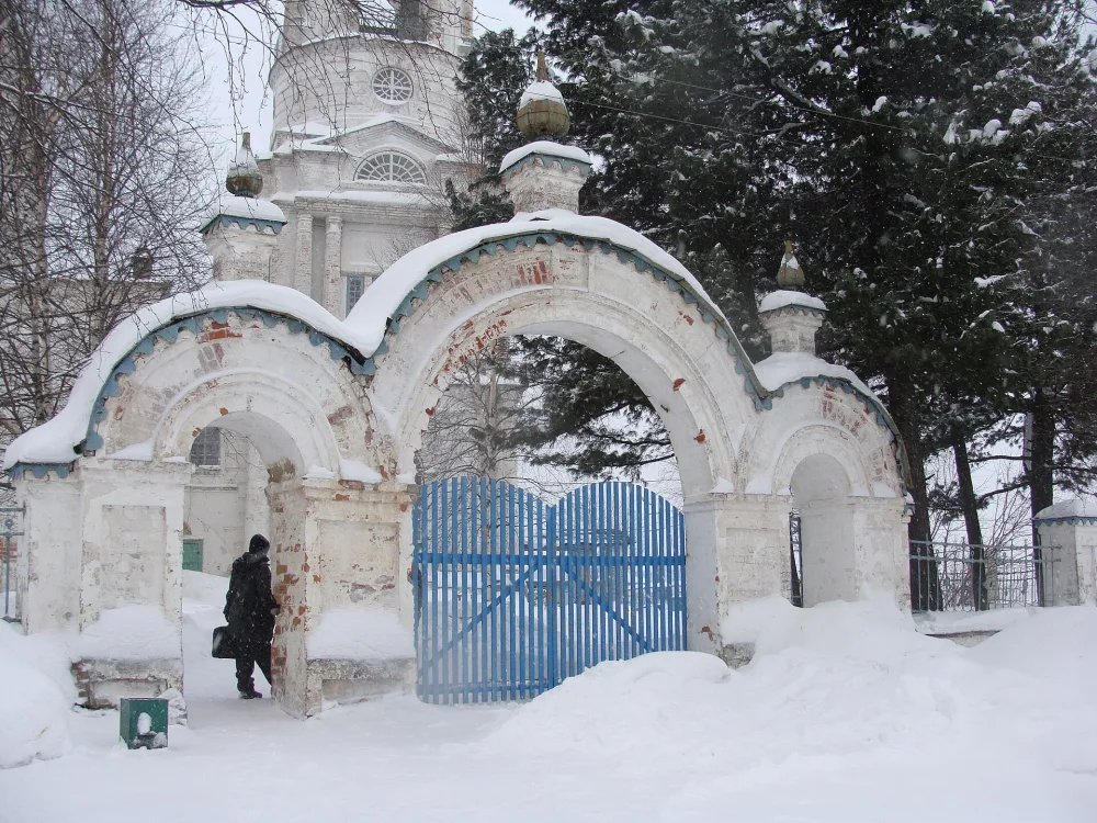 Ограда с двумя часовнями (северо-западной и юго-западной), двумя башнями (северо-восточной и юго-восточной), двумя воротами (северными и западными) и двумя калитками (южной и восточной)