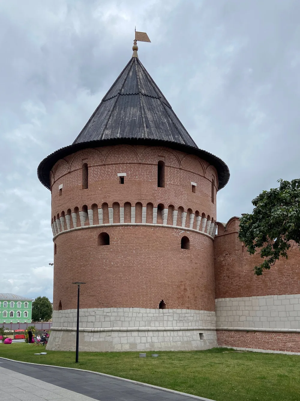 Наугольная башня