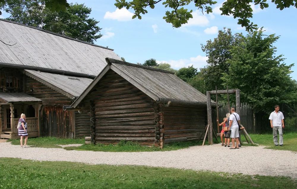 Амбар Н.С. Алексеевой из д. Хвощник Боровичского района (Великий Новгород)