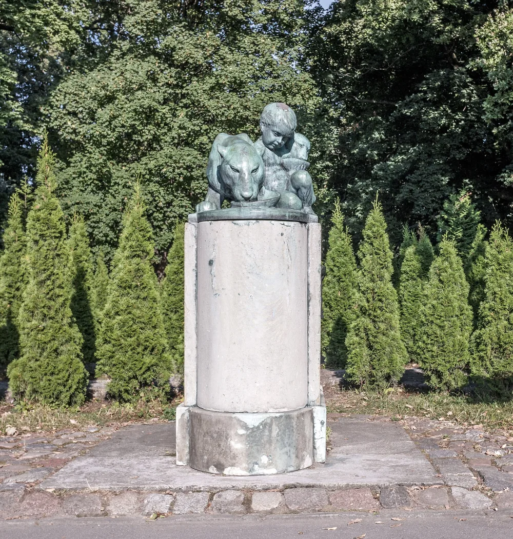 Памятник, посвященный первому директору зоопарка Герману Клаассу, с барельефом на постаменте (Калининград)