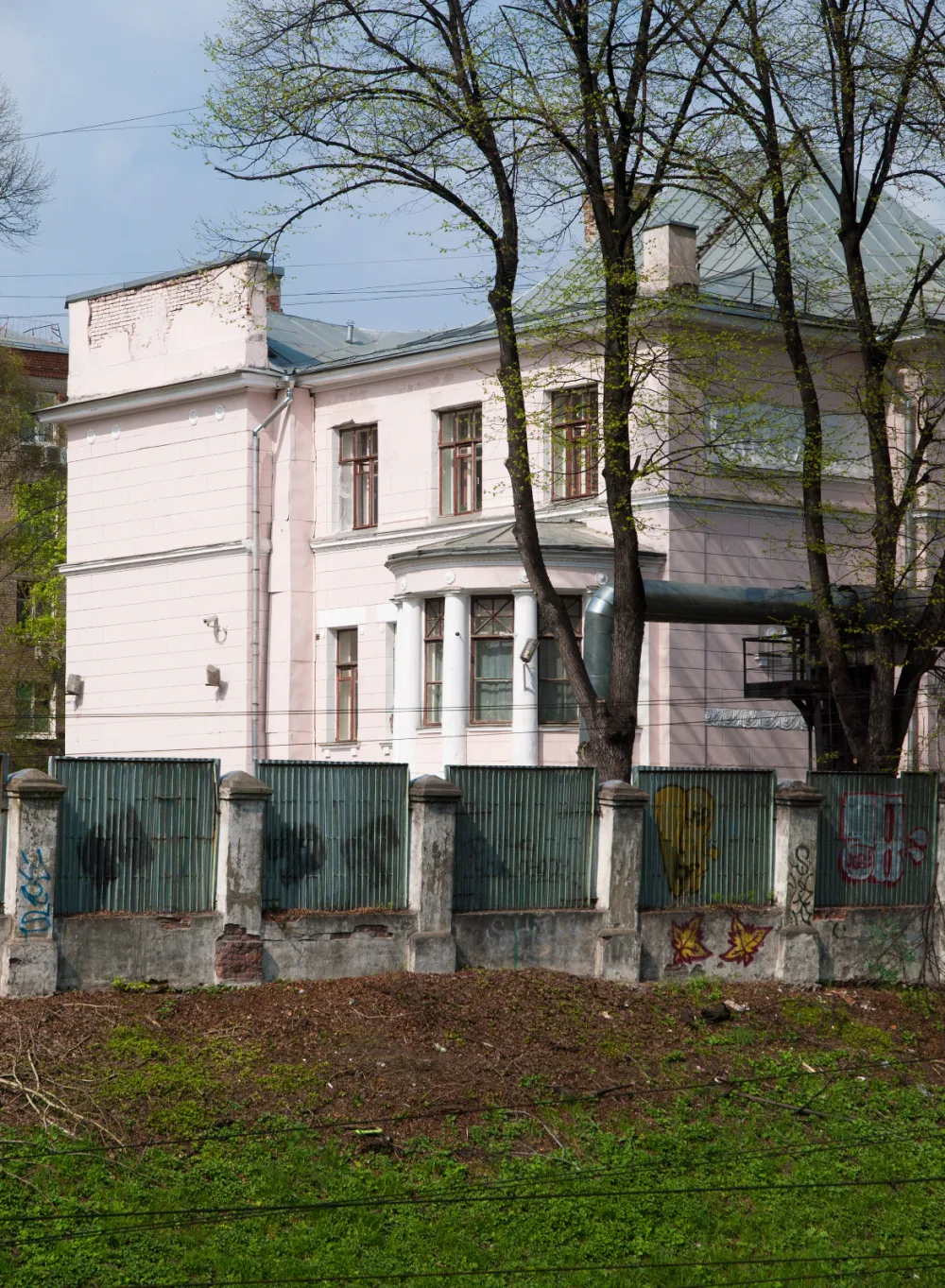 Хомутовский тупик 10 стр. 1, Ограда