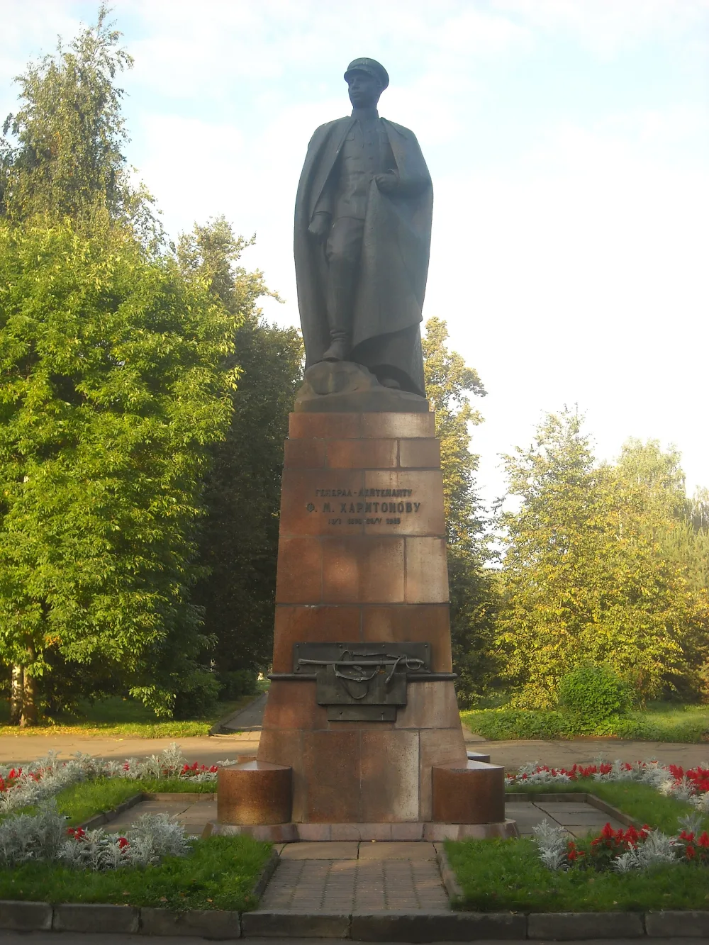 Памятник Герою Советского Союза Ф.М. Харитонову (Рыбинск)