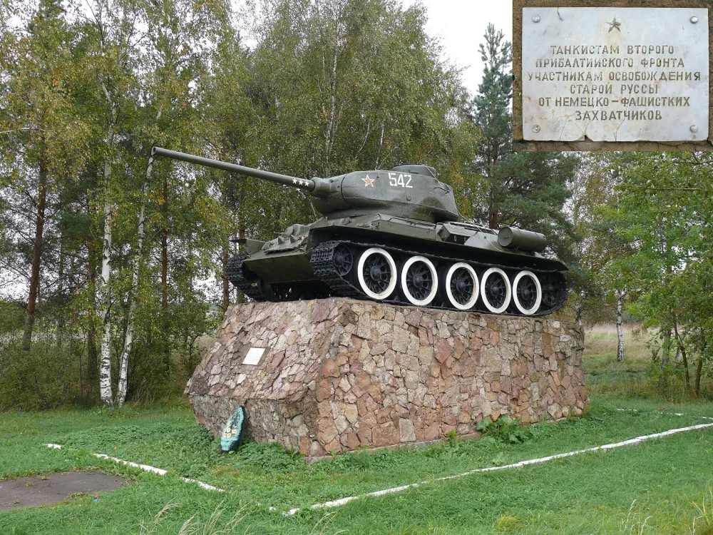 Танк Т-34, установленный в честь освободителей города от немецко-фашистских захватчиков