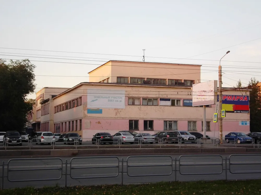 Здание, где формировался отряд первых добровольцев-танкистов ЧТЗ в сентябре 1941 г. (Челябинск)