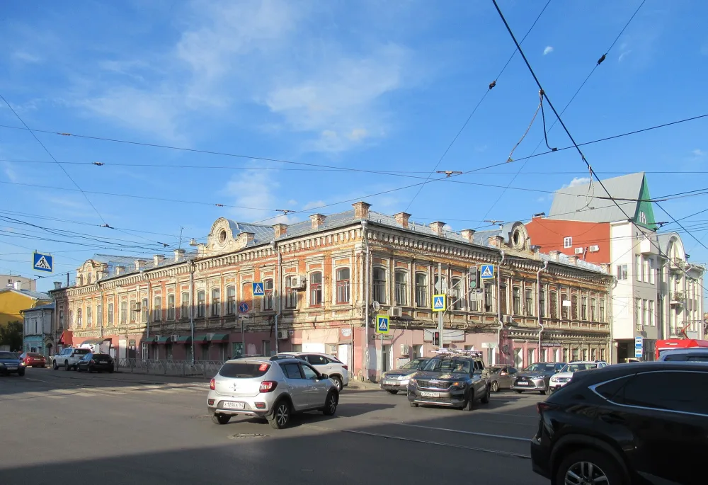 Городская купеческая усадьба Жуковых: доходный дом-комплекс с помещениями торгового и жилого назначения, каменный двухэтажный флигель, арка ворот