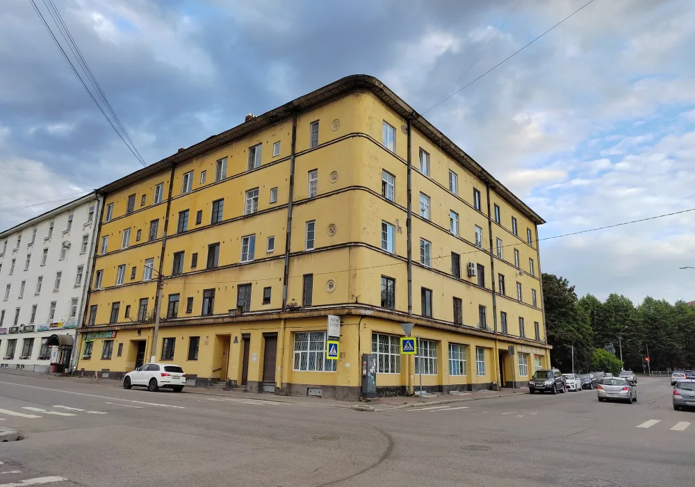 Жилой дом с магазинами