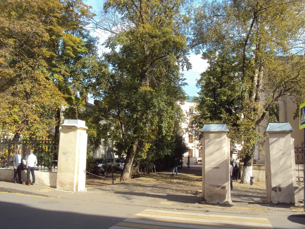 Ограда с калиткой и двумя воротами (Красносельский)