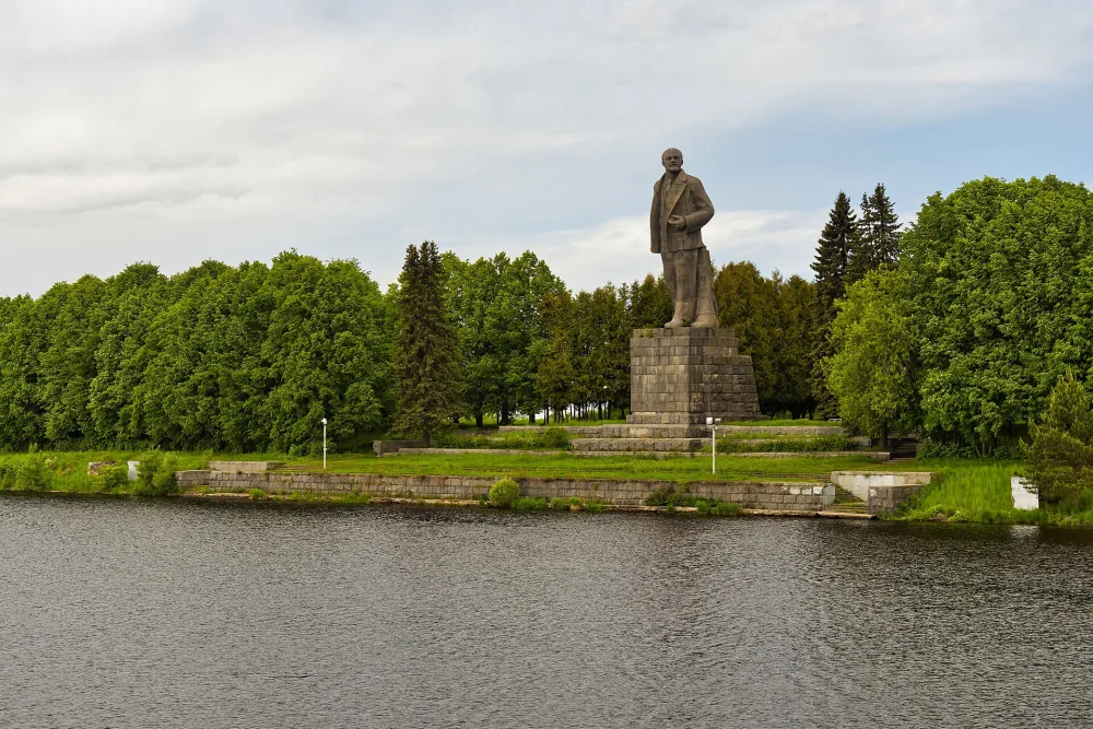 Памятник Ленину у входа в Канал имени Москвы