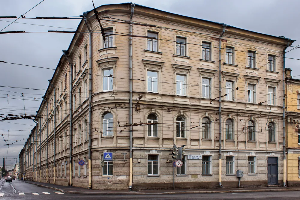 Корпус квартир офицеров (угловой)