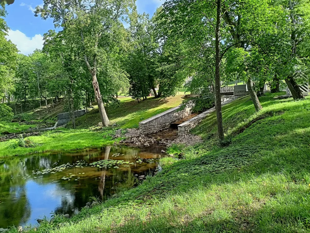 Водосброс Нижнего пруда (Ломоносов)