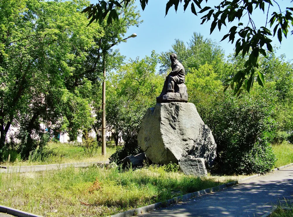 Памятник П.П. Бажову (Копейск)
