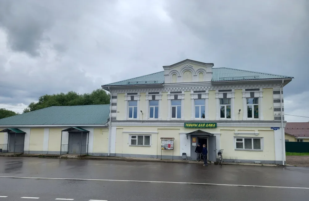 Жилой дом с лавками