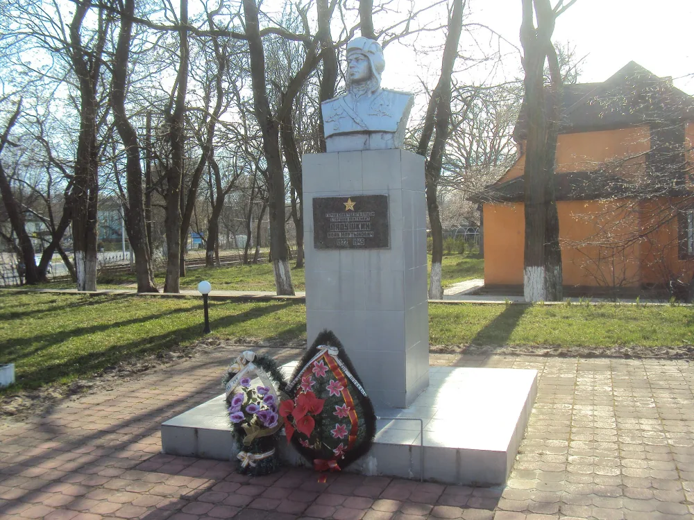 Могила Героя Советского Союза, гвардии лейтенанта И.М. Ладушкина
