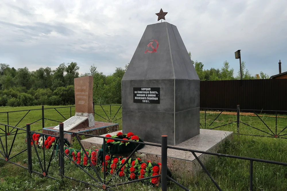 Братская могила борцов за установление Советской власти (Железный Перебор)