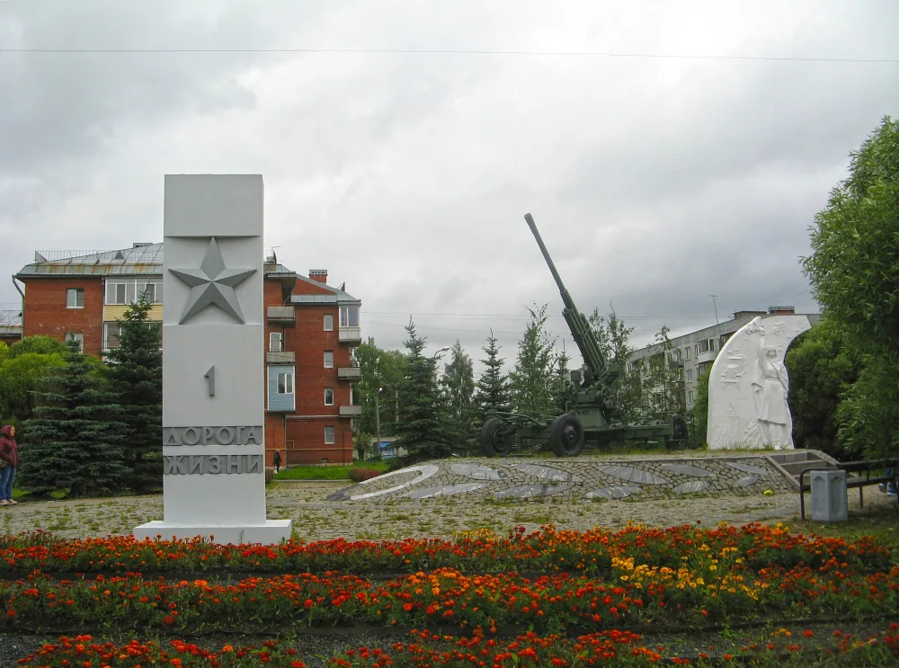 Памятные километровые столбы на «Дороге жизни»