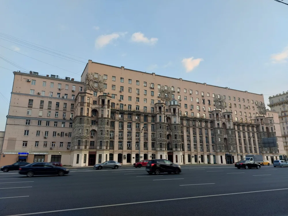 Жилой дом сотрудников МИД СССР с художественными лестницами