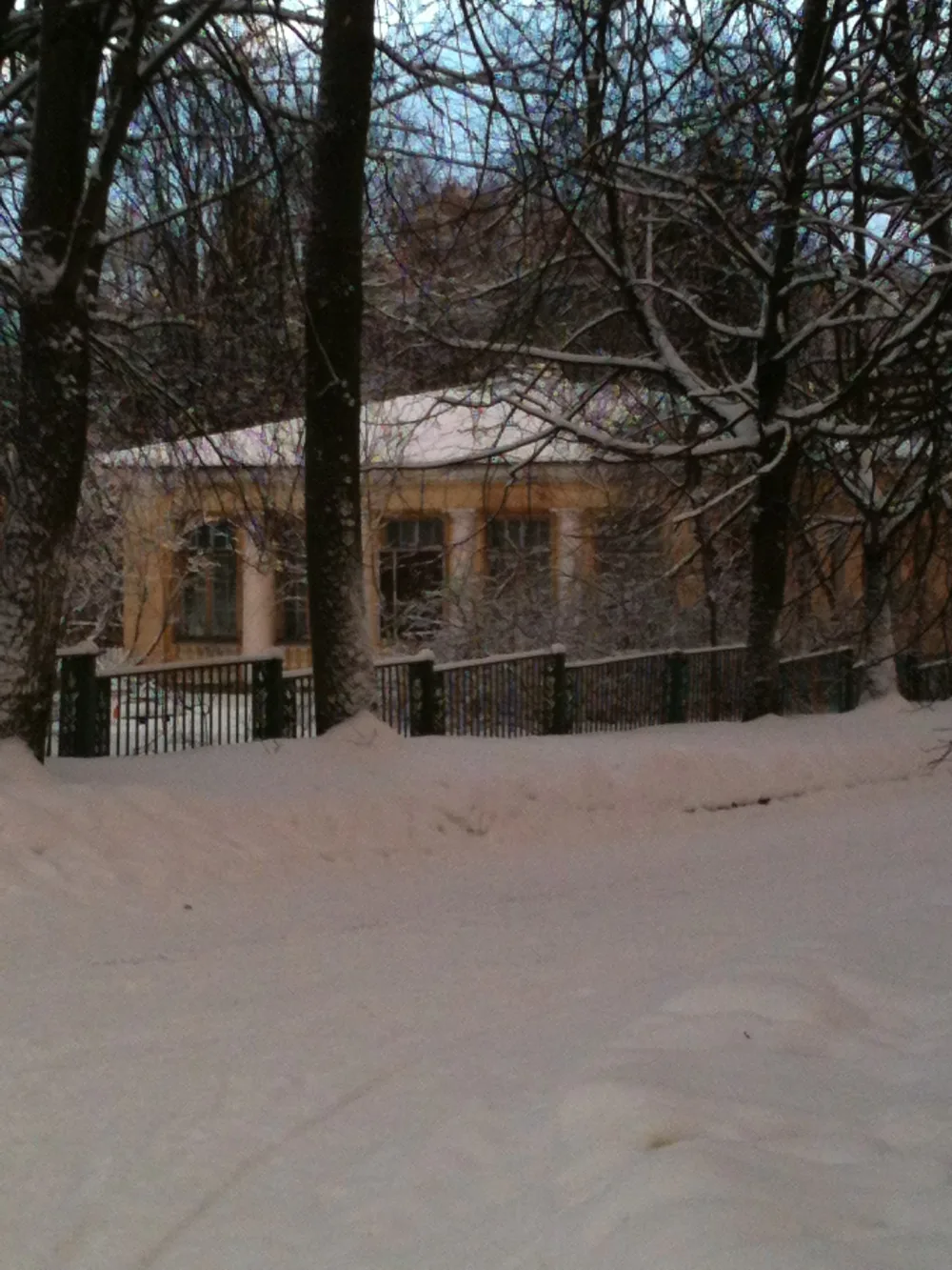 Детские ясли с оградой