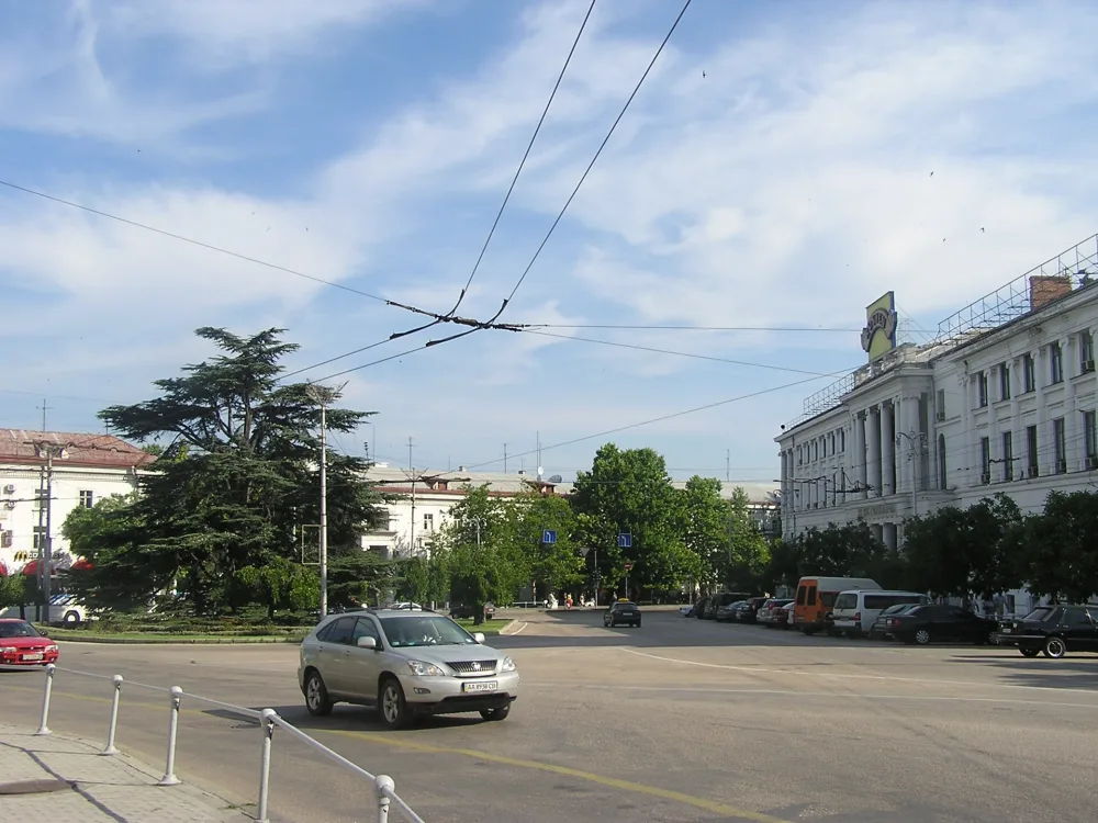 Площадь Лазарева